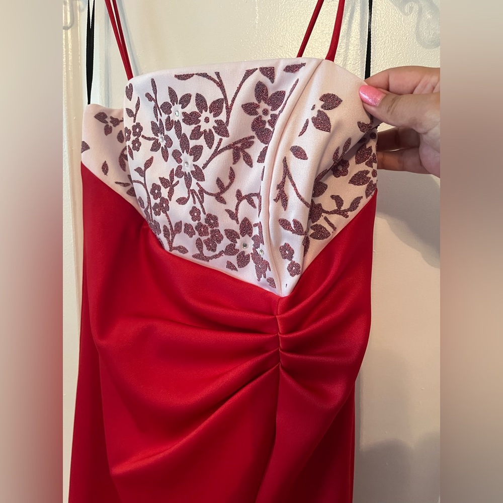 Elegant Red and White formal gown. Size medium. EUC. - Picture 14 of 15